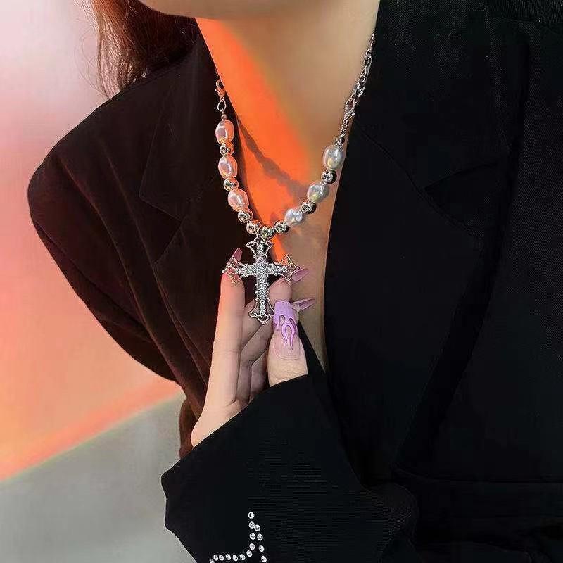Ins Hip Hop Retro Pearl Necklace Christian Cross Clavicle Chain Ladies Sweet Punk Pendant Men Women Gifts