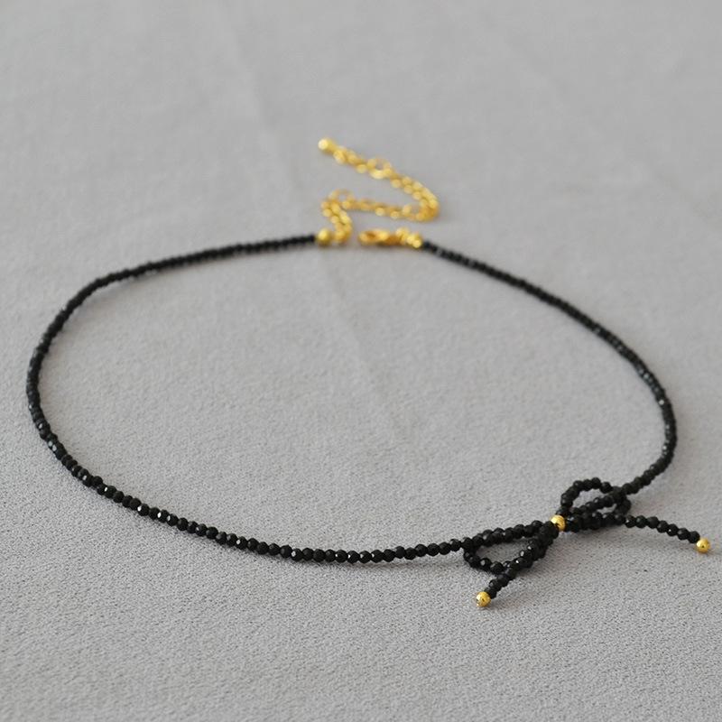 Japanese and Korean niche simple and delicate black pointed crystal bow handmade beaded elegant temperament short necklace choker