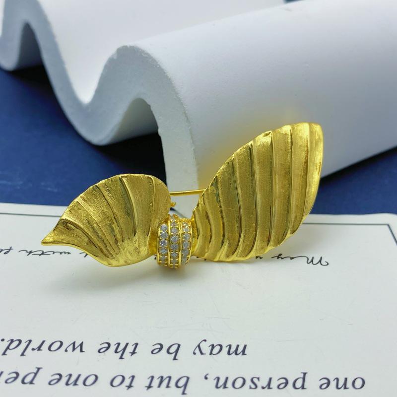 2025 Elegant S925 Sterling Silver Gold-Plated Feather Leaf Brooch - Versatile Retro Business Decoration