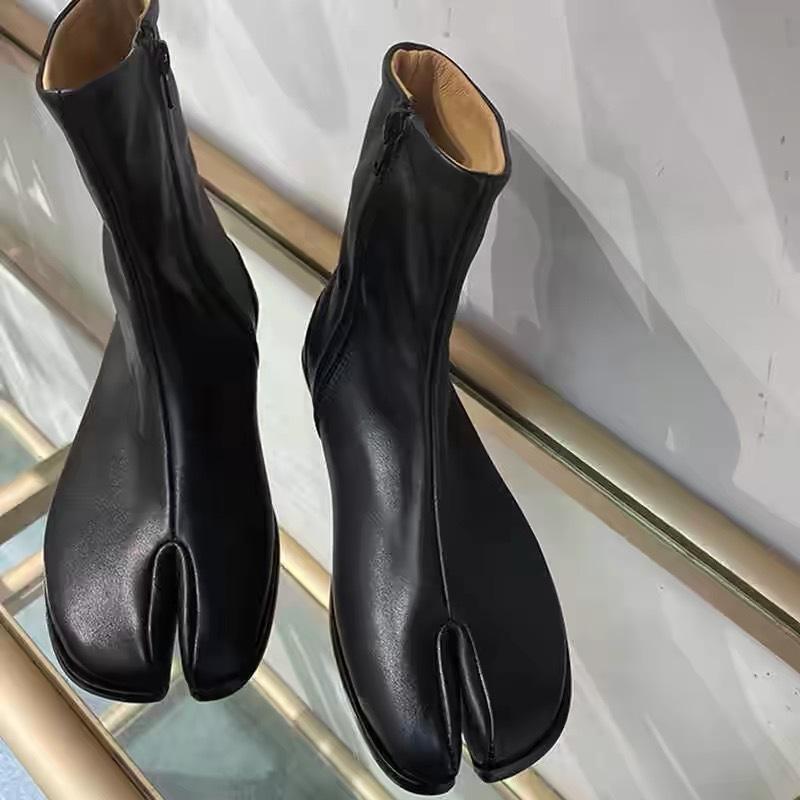 

Кожаные нишевые дизайнерские ботильоны челси с раздвоенным носком «свиная ножка» на молнии сбоку женские 2025 осень и зима новые на плоской подошве ботинки мартин 40