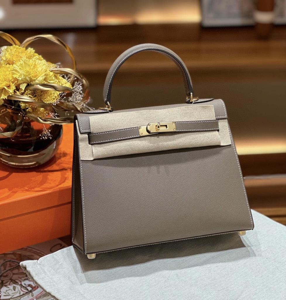 Dies ist eine hochwertige, maßgefertigte Tasche aus Epsom-Leder für Damen. Es eine Umhängetasche mit großem Fassungsvermögen aus Rindsleder