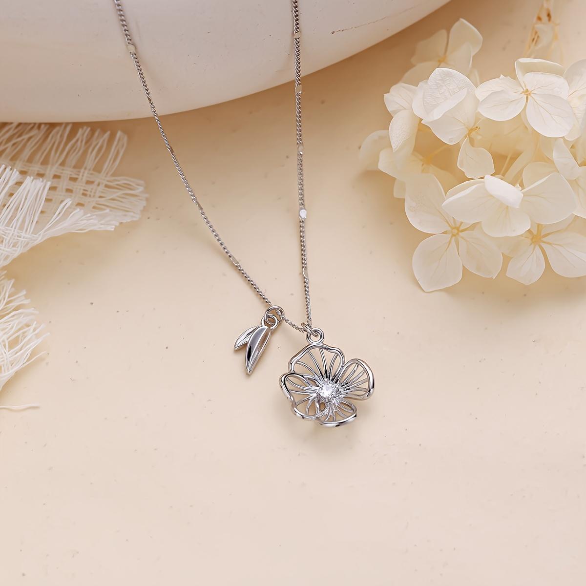 New high-quality copper necklace-French-style delicate hollow flower collarbone necklace Luxury Zircon Flower Pendant Versatile thin chain