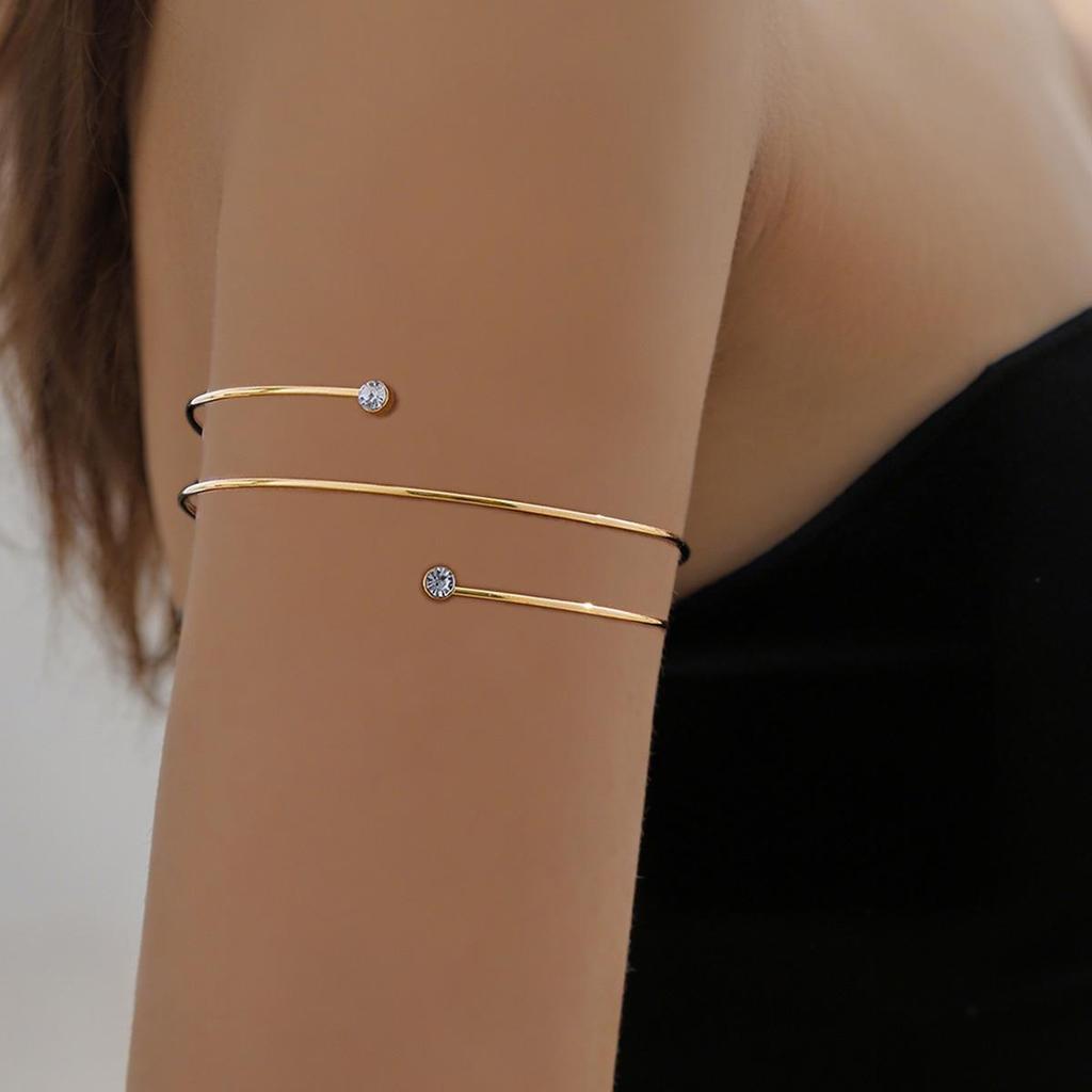 Minimalistiskt europeisk-amerikanskt öppet armband i metall med inlägg av diamanter