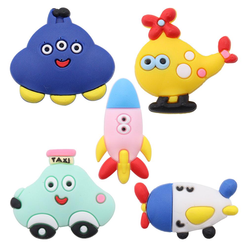 13 Piezas Dibujos Animados Vehículos Coche de Policía PVC Amuletos para Zapatos Para Pulseras DIY Sandalias Accesorios para Zapatos Zapatos de Jardín Decoración con Botones