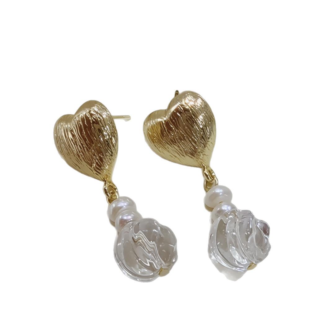 Baroque pearl stud earrings Gentle and simple heart earrings Natural freshwater pearl white crystal earrings Design stud earrings silver needle/love