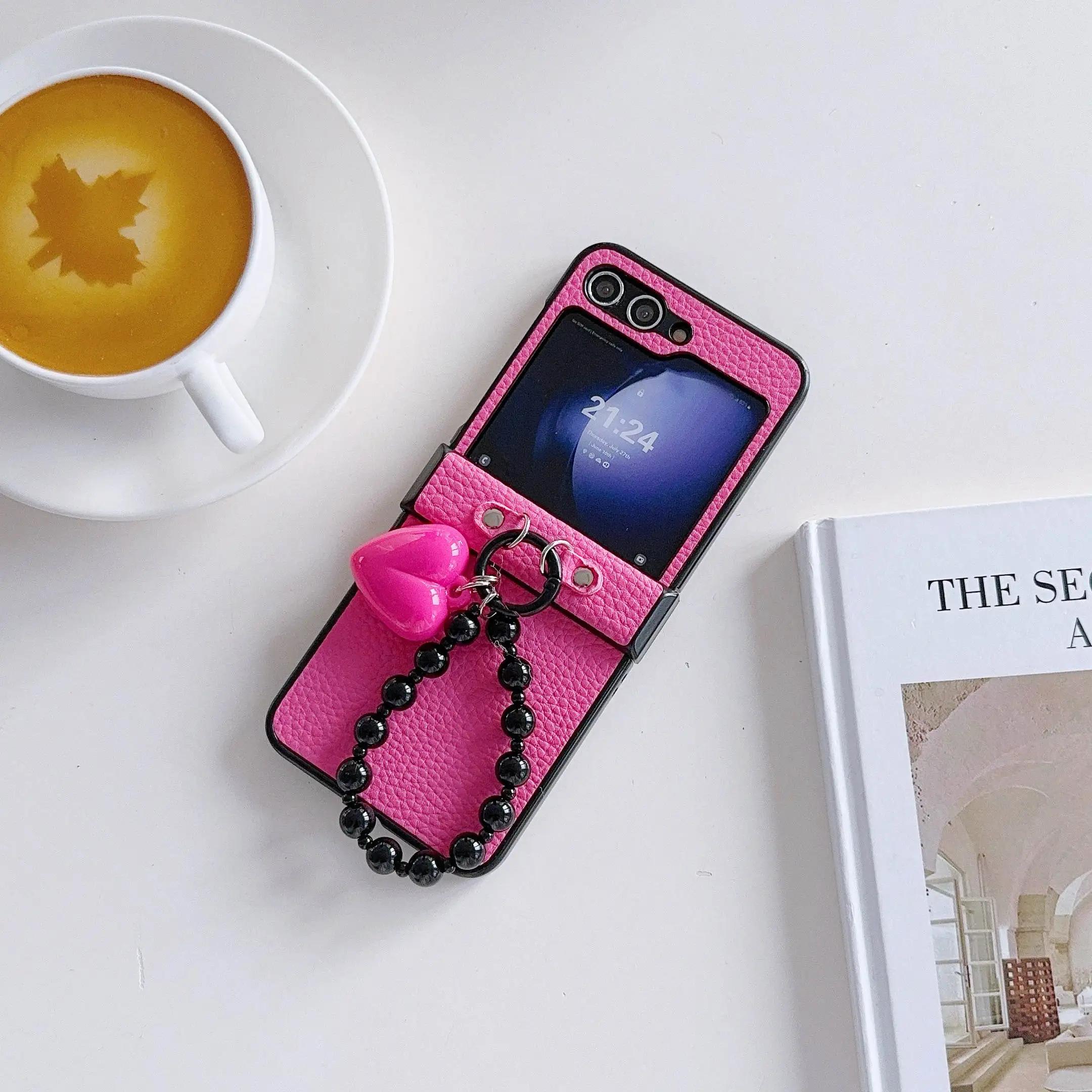 

Чехол для телефона Samsung Galaxy Z Flip 6 5 4 3 5G с ремешком на запястье из искусственной кожи с бусинами и сердечками, защита шарнира, противоударный чехол For Samsung Galaxy Z Flip4