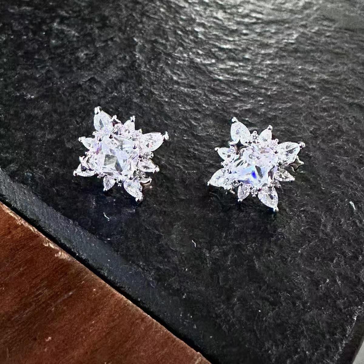 

Shiny Crystal Zircon Flower Star Cuff Earrings Rhinestone No Piercing Geometric Clip Earring Simple Luxury Ear Clip Jewelry Gift