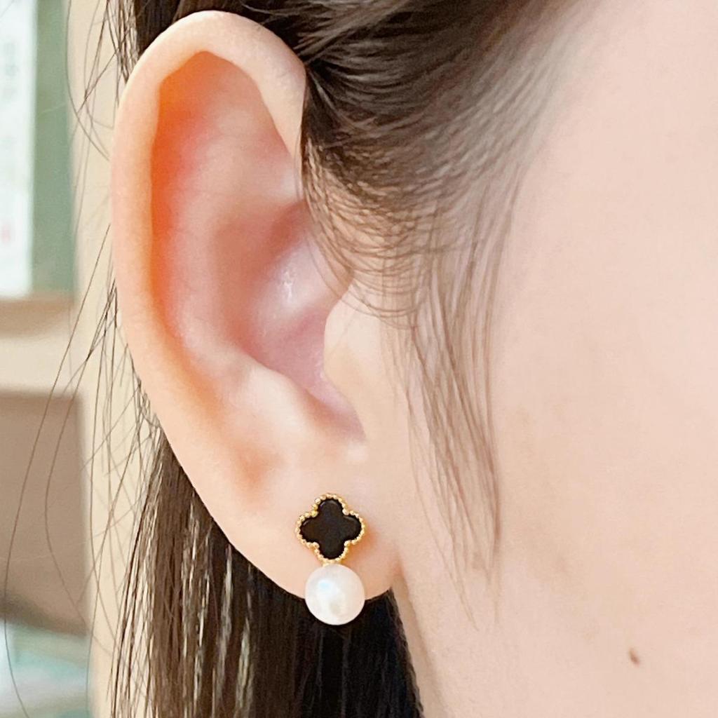 Chic Celebrity Style Four-Leaf Clover Earrings: Trendy White Dangle with Retro Pearl and Niche Design for Women