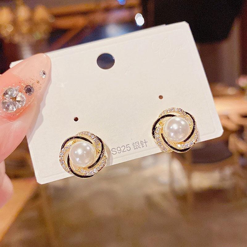 

French pearl stud earrings women s niche design sense versatile high-end small exquisite earrings new trend year