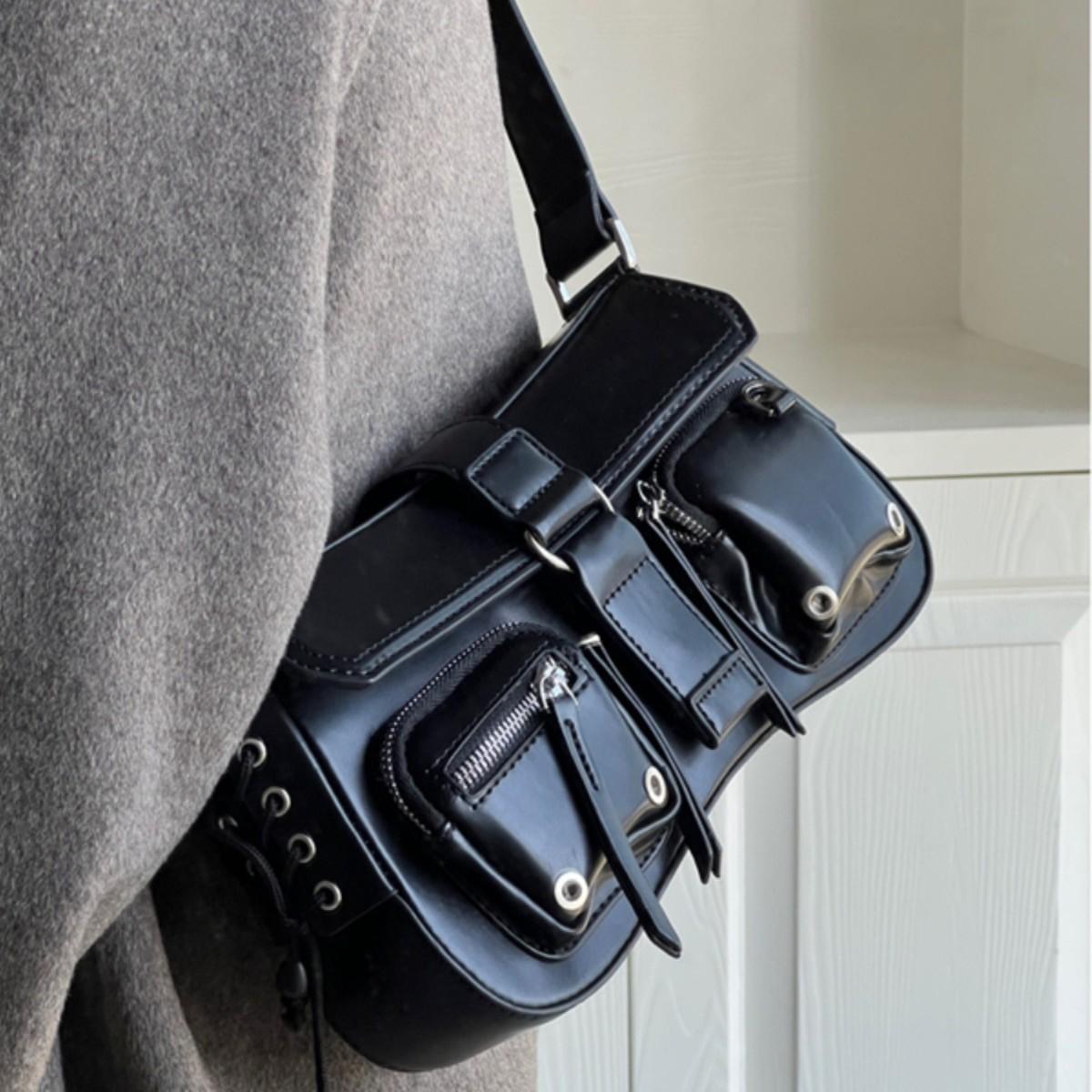 

Cool and Trendy Girls Carry Baguettes, Women s Bags, Single-shoulder Bags and Crossbody Bags Under Their Armpits чорний
