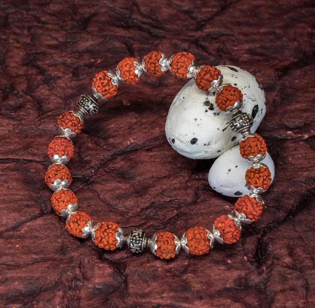 Traditionelles hinduistisches Rudraksha-Perlenarmband mit silbernen Abstandshaltern, Spirituelles Energiearmband, Traditioneller hinduistischer Schmuck