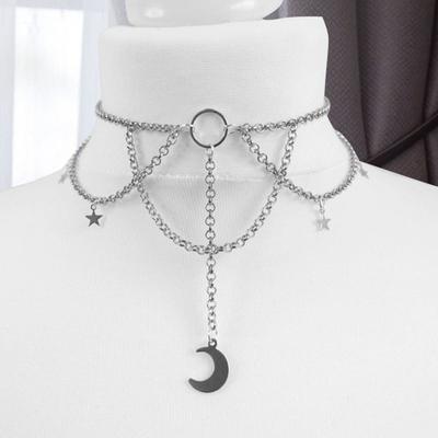 „Choker“ vėrinys, kelios grandinėlės, gotikinis stilius, kietas trumpas mėnulio formos, tuščiaviduris moteriškas karoliai