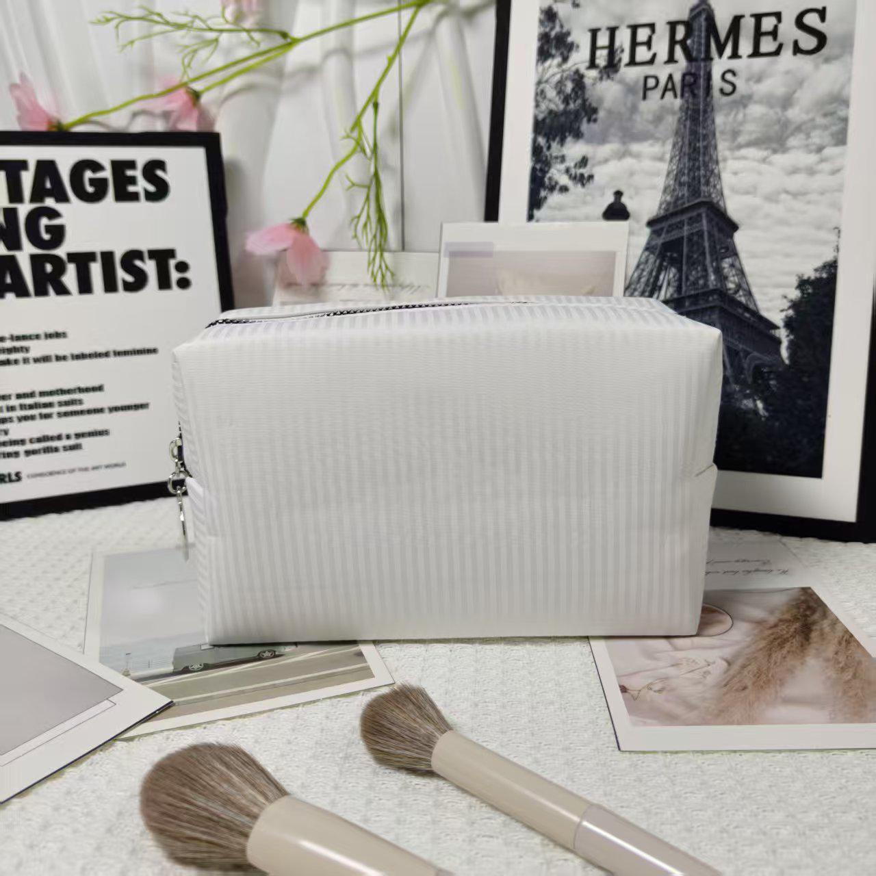 

Large-Capacity Striped Makeup Bag: Indian Clutch for Convenient Travel and Outings