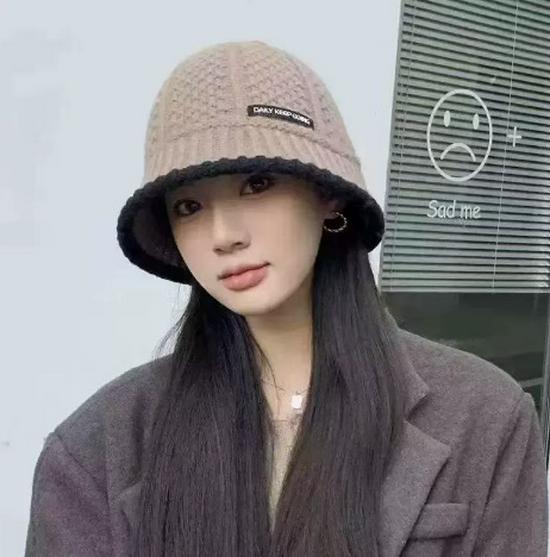 

Жіночий модний вовняний в язаний капелюх-відро – Стильний, теплий і такий, що робить фігуру стрункішою для осені та зими.