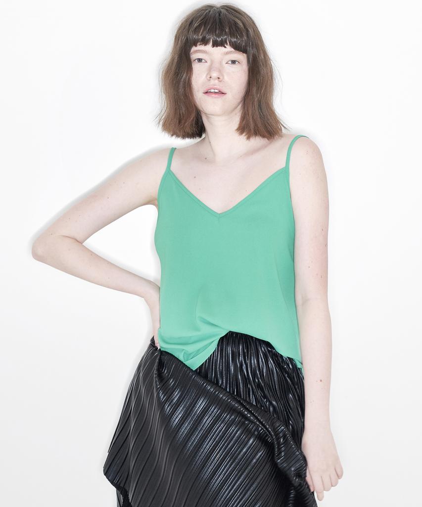 Soyun Slit Sleeveless Top (Green)