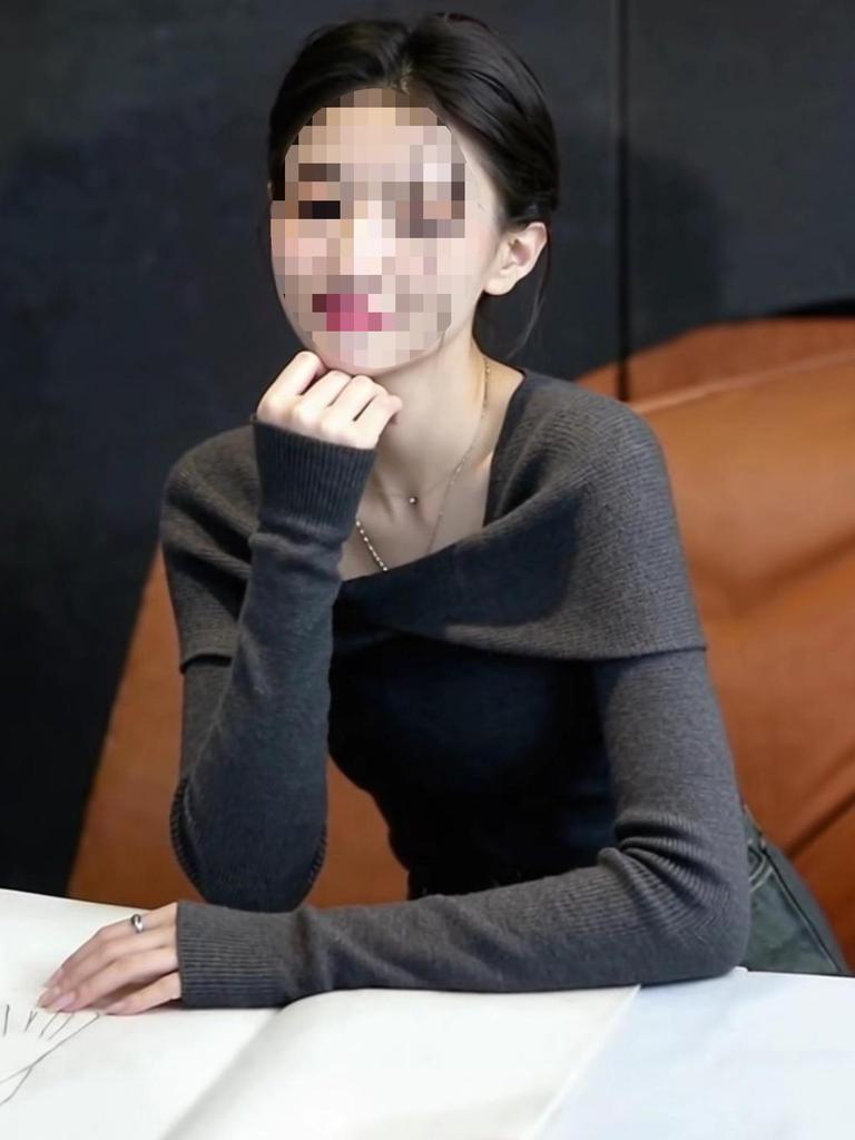 Women's Fashionable One-Shoulder Knit Long-Sleeve Top - Winter Slimming Design, Flattering and Stylish.