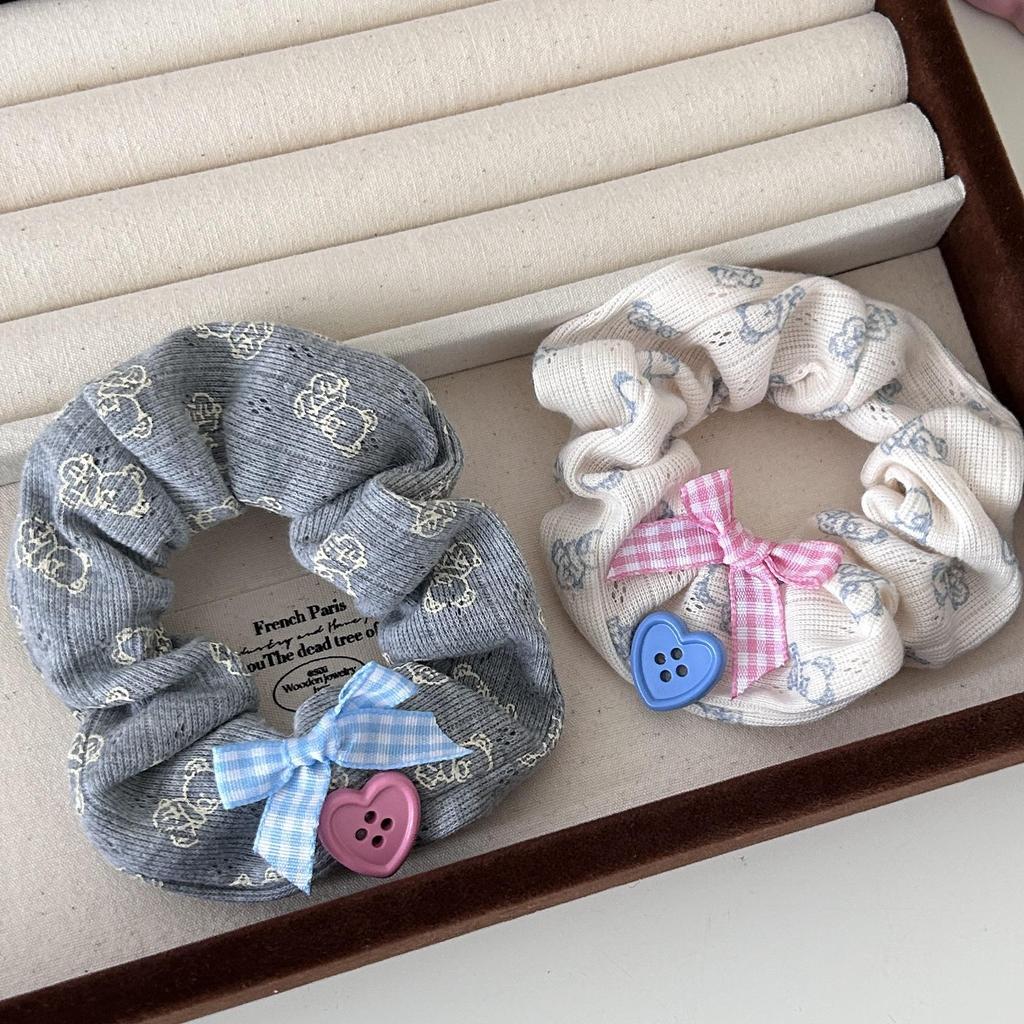 Medvěd zůstávající doma: Roztomilá pletená mašle scrunchie gumička do vlasů pro dívky, ručně vyráběný vlasový doplněk