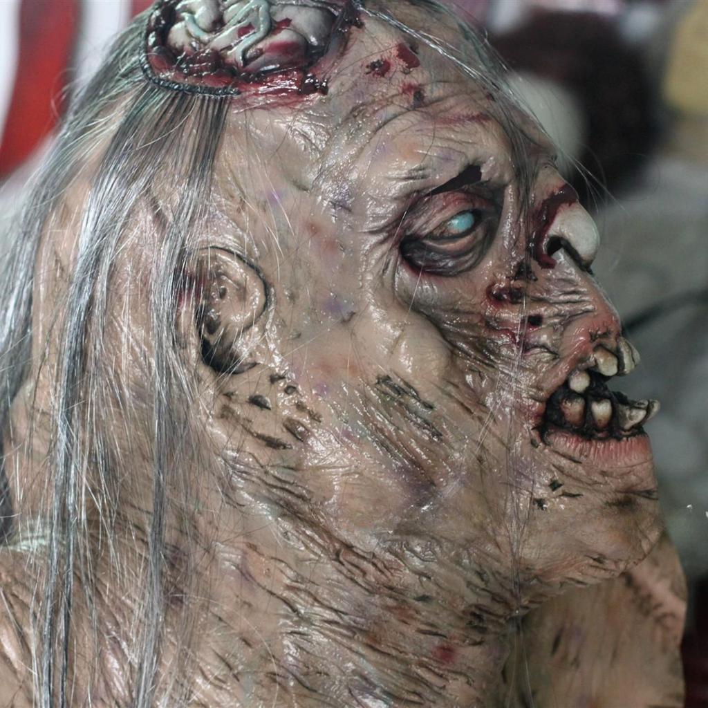 Halloween zombie lateksmaske med hår og liten lillehjerne