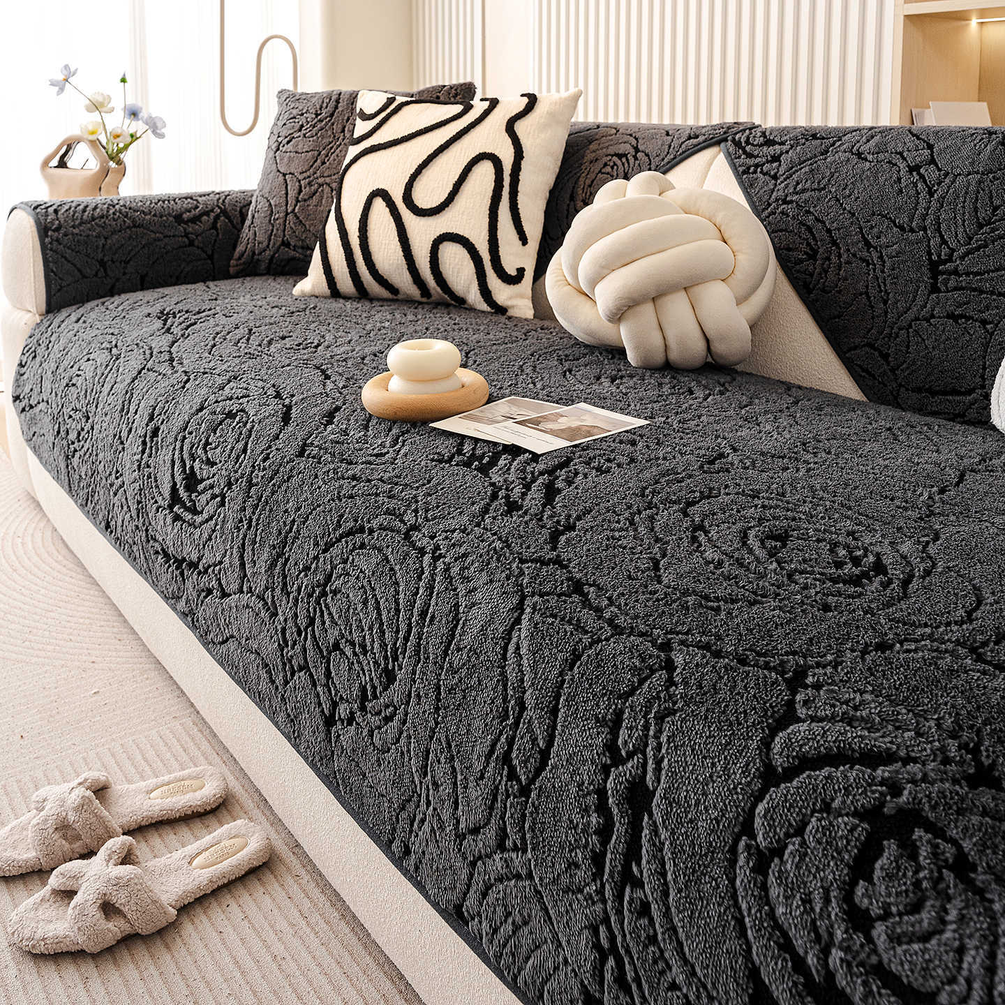 

Warm Sofa Cover Cloth Thickened One Piece Laying Anti Slip Sofa Cushion Cover Soft and Comfortable in Autumn and Winter Seasons 70x70cm