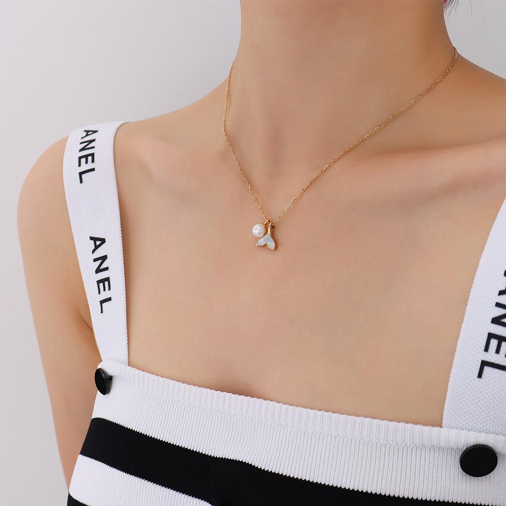 

Стильные украшения Ниша Простой рыбий хвост Имитация жемчуга Дизайн Ожерелье Ключица Шея Цепочка Титановая сталь Покрытие 18-каратное золото Женщина