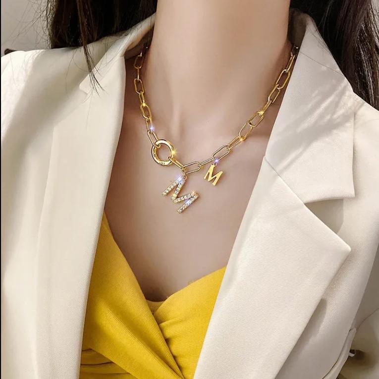 

Щедрая буква M Flash с бриллиантом, кулон, ожерелье, женская ниша, дизайн, цепочка на ключицы, корейский стиль, модная модная интернет-цепочка для свитера знаменитостей