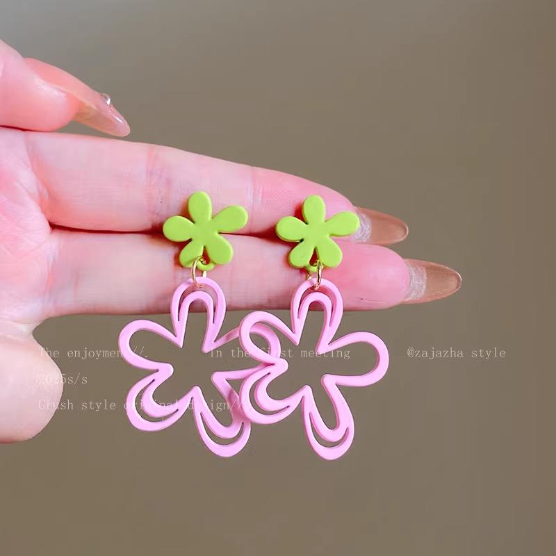 Dopamine flower ear hook women's new holiday style accessories ear clips without ear piercings, high-end seaside cute ear accessories