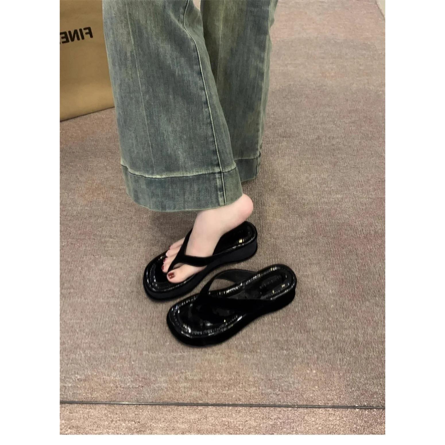 

Новые шлепанцы на толстой подошве для лета, модные и элегантные для ношения на улице, с клином в сказочном стиле и крутые сандалии 40