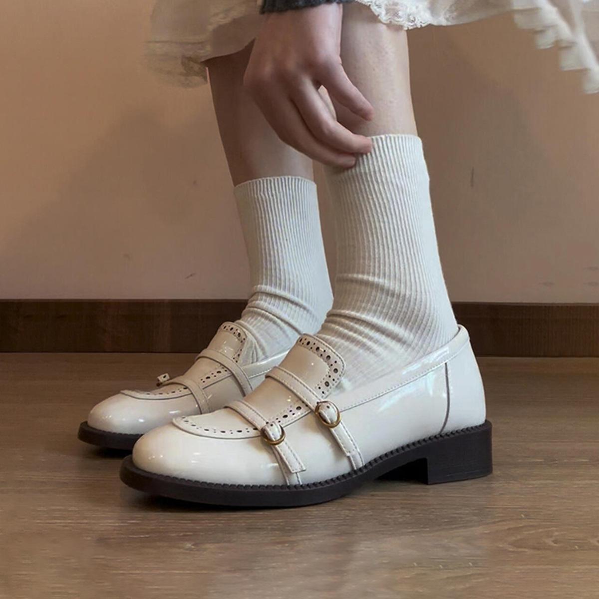 

Французские нежные белые мокасины женские с пряжкой на ремне резные однопедальные туфли маленькие кожаные туфли на низком каблуке 35 белый
