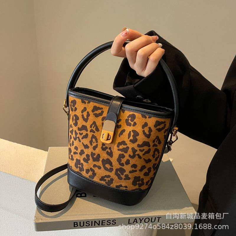 2025 Autumn Popular Portable Small Bag Women's High-end Texture Fashionable Versatile Bucket Bag Foreign Style Leopard Print Messenger Bag