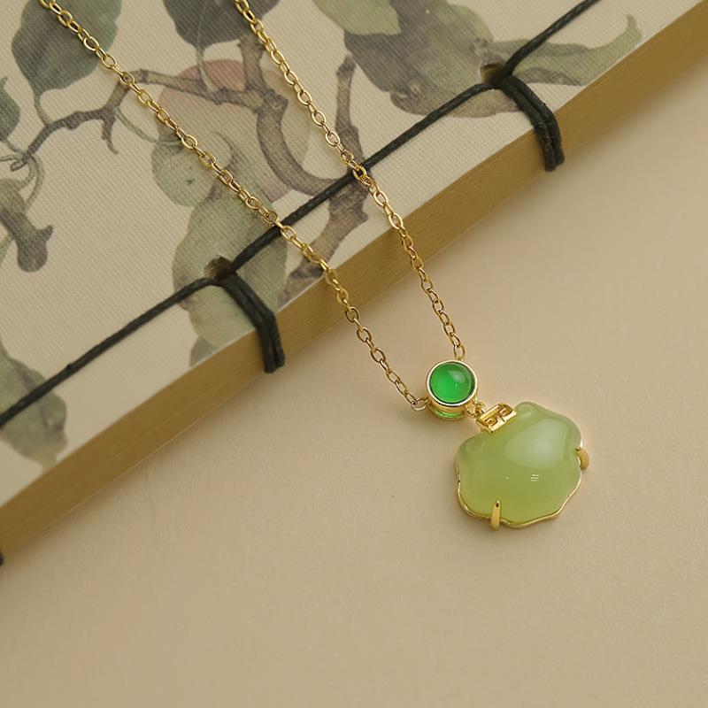 

Hetian Jade & Ruyi Lock Green Bead Necklace - Retro Luxury Mother s Day Gift (2023) золотой