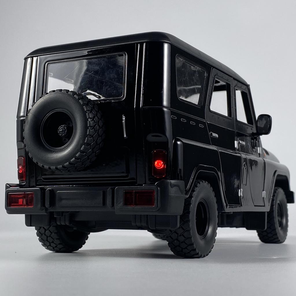 1:18 Rosyjski UAZ Hunter Jeep Metalowy Odlew SUV Model Terenowy Dźwięk i Światło Pull Back Zabawki Kolekcja Prezent Dla Przyjaciół