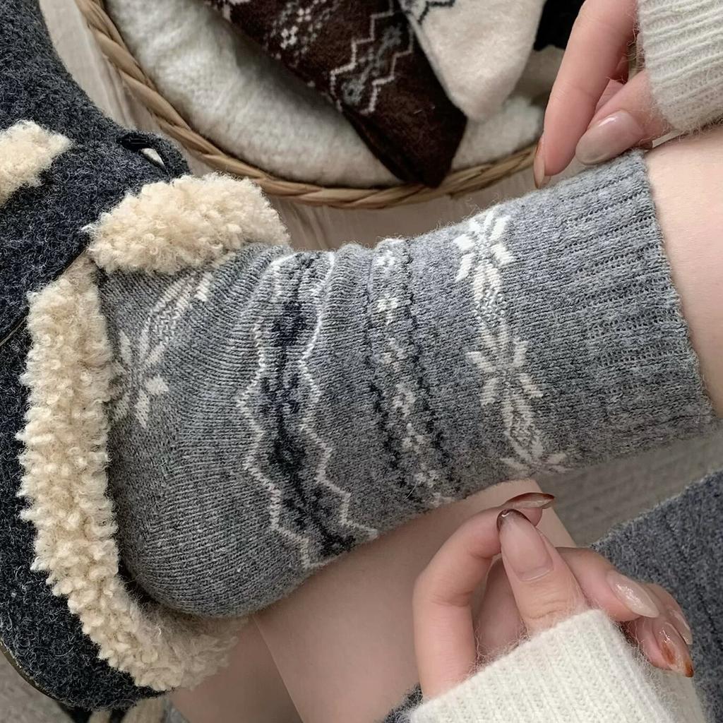 Thickened Warm Wool Socks Winter Vintage Snowflake Middle Tube Stack Socks With Birkenstocks