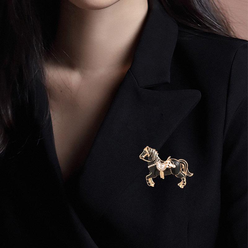 1Pc Horse Brooch Simple Alloy Exquisite Diamond Gift Metal Brooch Clothing Decoration