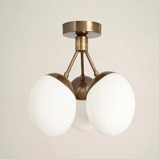 3-punktowy żyrandol Sputnik z kloszami | Nowoczesna lampa sufitowa z mosiądzu z połowy wieku