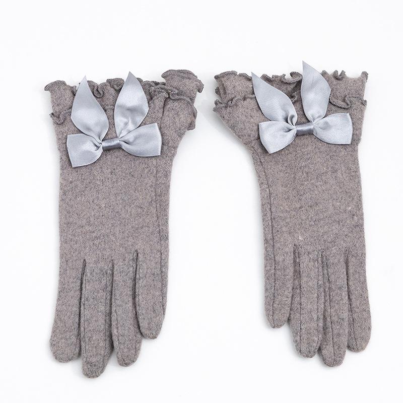 This Is A Cute and Sweet Style of Woolen and Yangni Women's Bow Gloves A Fashionable Outfit That Pairs Well with Full Finger Gloves