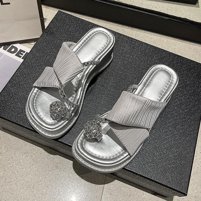 Beautiful Thick-soled Cool Slippers for Women's Summer Wear, Fashionable and High-end, New with Skirts, Wedge Heels, Beach Shoes