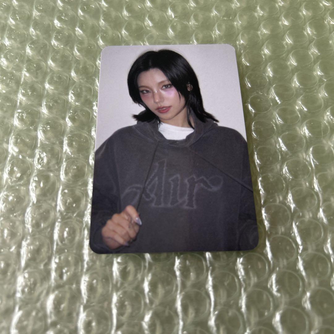 

[USED] ITZY Yeji Double-Sided Trading Card Air Hoodie (Online Exclusive)