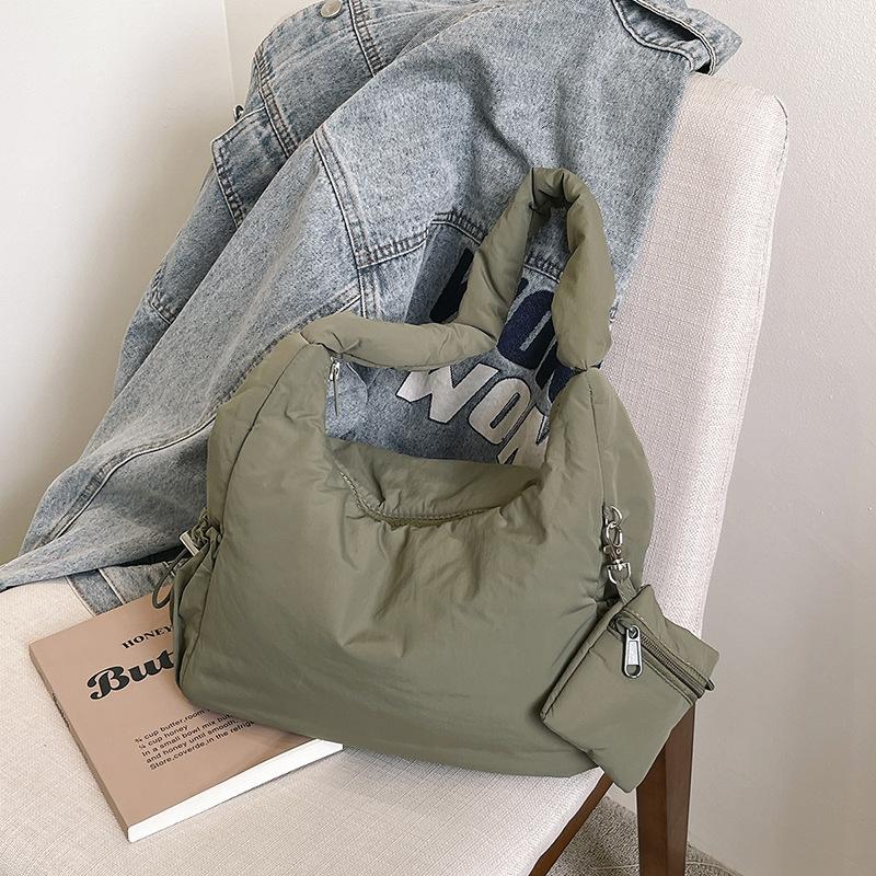

Casual nylon down cotton shoulder bag 2025 new simple large capacity portable commuter underarm tote bag зелёный