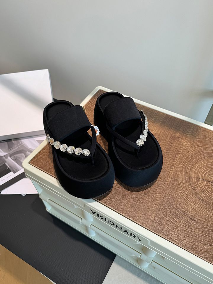 Rhinestone Toes Round Head Thick-soled Slippers Women Wear Summer 2025 Vacation Cool Slippers Small People Increase Height Flip-flops