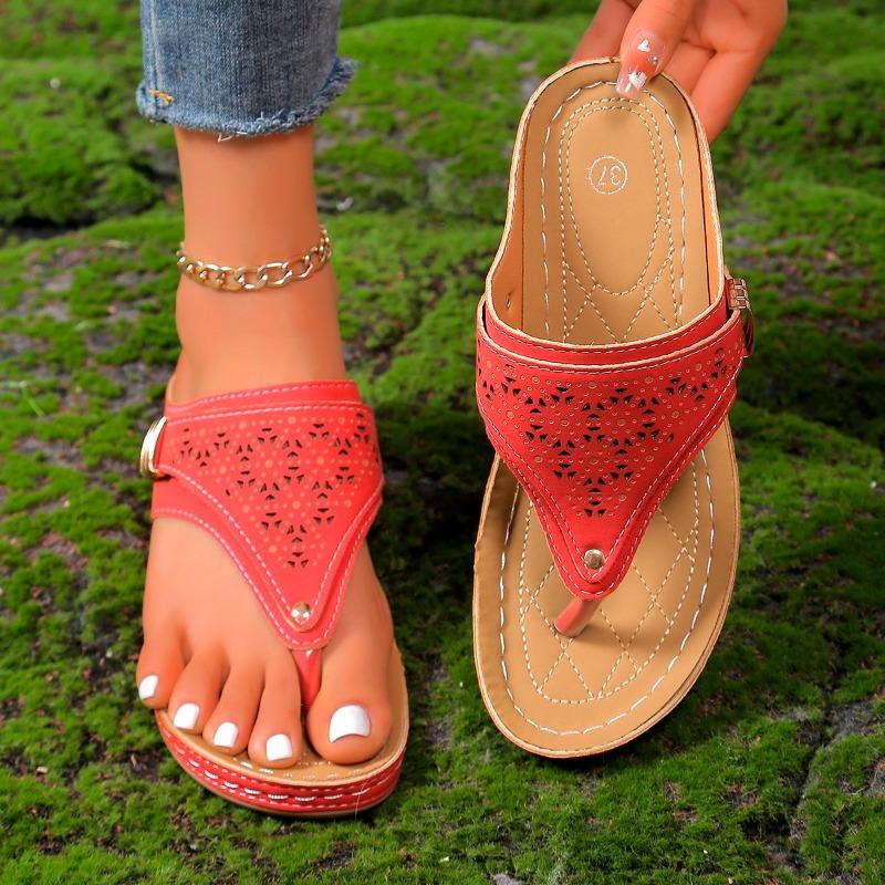 Fashion Summer New Sandals Women Fashion Round Head Clip Toe Rivets Metal Buckle Soft Sole Anti-slip Wear-resistant Flat Slippers