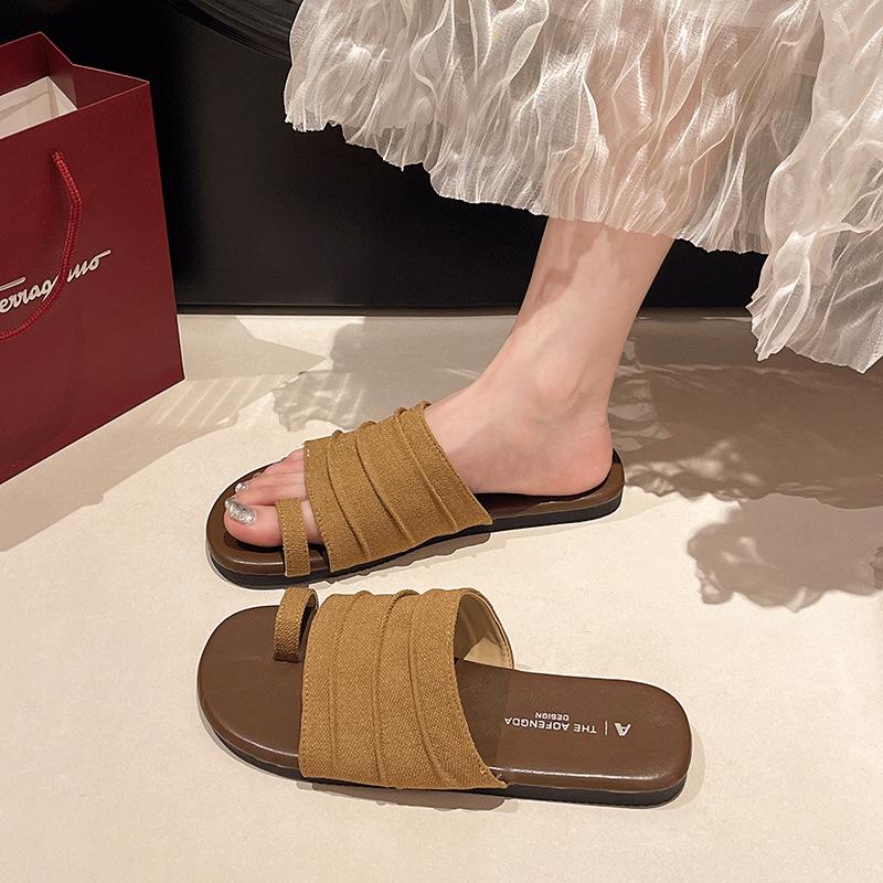 Set of toe cool slippers women's 2025 new summer flat-bottomed casual versatile beach shoes outer wear pleated one-word slippers
