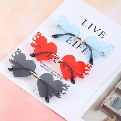 Lunettes de soleil sans monture en forme de cœur de feu Protection UV400 Accessoires de costume Lunettes de soleil Flamme Amour Cadeau de fête Lunettes