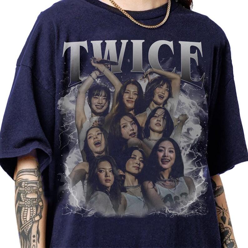 2026 Retro Anni '90 Vintage Membri Twice Maglietta Bootleg, Grafica Retro Twice Kpop Maglietta Retro, Jihyo, Nayeon, Momo, Sana, Mina, Tzuyu Regalo Amante Coreano