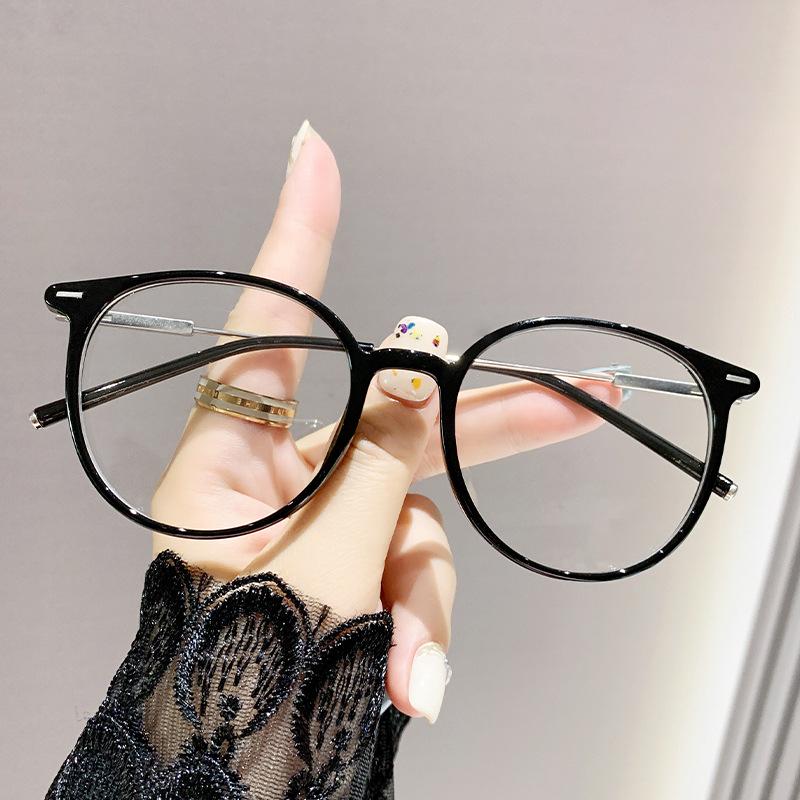 Are T-rendy Stylish Pl-ain-faced Vint-age And Versatile6052 Photo-sensitive Color-changi-ng Anti-blue Light Myopia Glasses