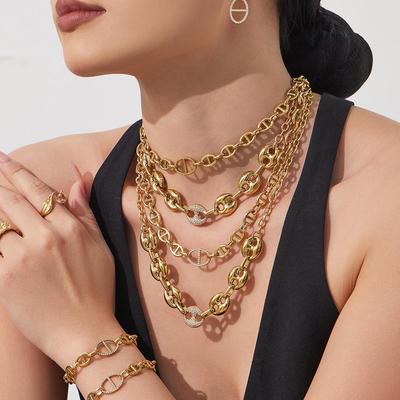 Europese & Amerikaanse Koude Stijl Varkensneus Zirkonia Ingelegd Sieraden Set: Ketting, Armband, Oorbellen, Roestvrij Staal met 18K Goudlaag