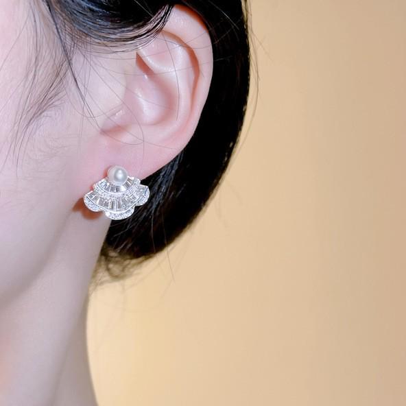 Fan-Shaped Zirconia Pearl Ear Clip: Elegant, No-Ear-Hole Design for Women, High-End Light Luxury Earring