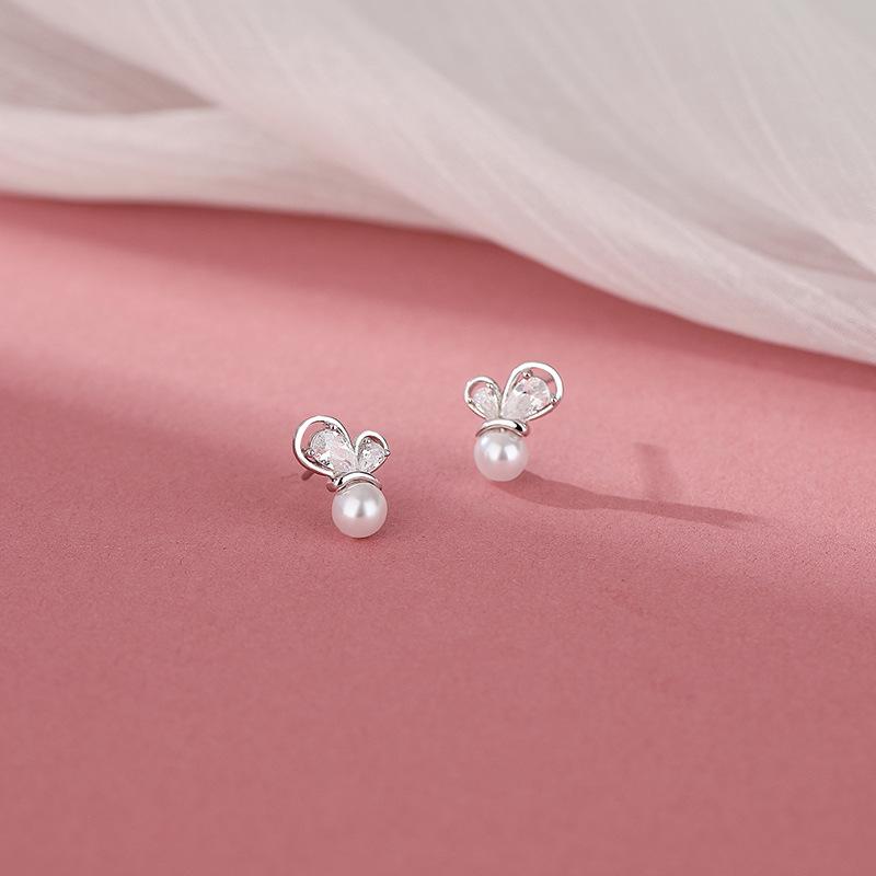 Creative Butterfly Pearl Earrings for Women with High-end Temperament New Product Earrings