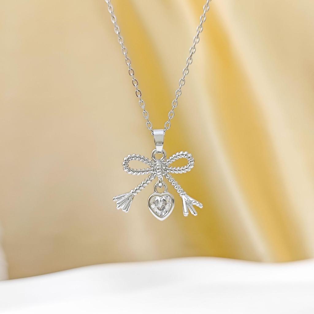 Korean Style Heart Bow Pendant Necklace - Fashionable Clavicle Chain for Women