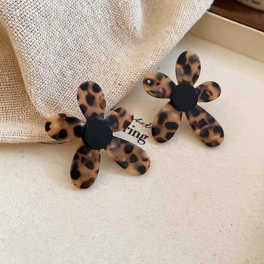 Leopard print flower earrings women s light luxury niche design stud earrings retro Maillard fashion temperament earrings