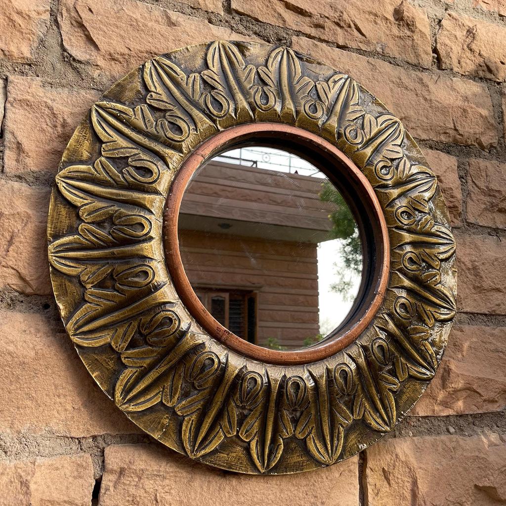 Runder Wandspiegel aus Holz und Messing | Handgefertigter Wandspiegel für Schlafzimmerdekoration | Inspirierte Wanddekoration | Spiegel mit kunstvoll geschnitztem Rahmen und Glas